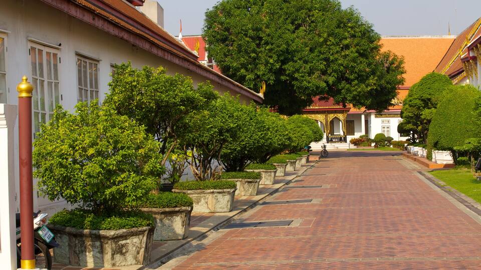 National Museum Bangkok featuring street scenes and a city