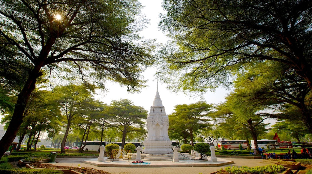 National Museum Bangkok showing a garden, landscape views and a monument