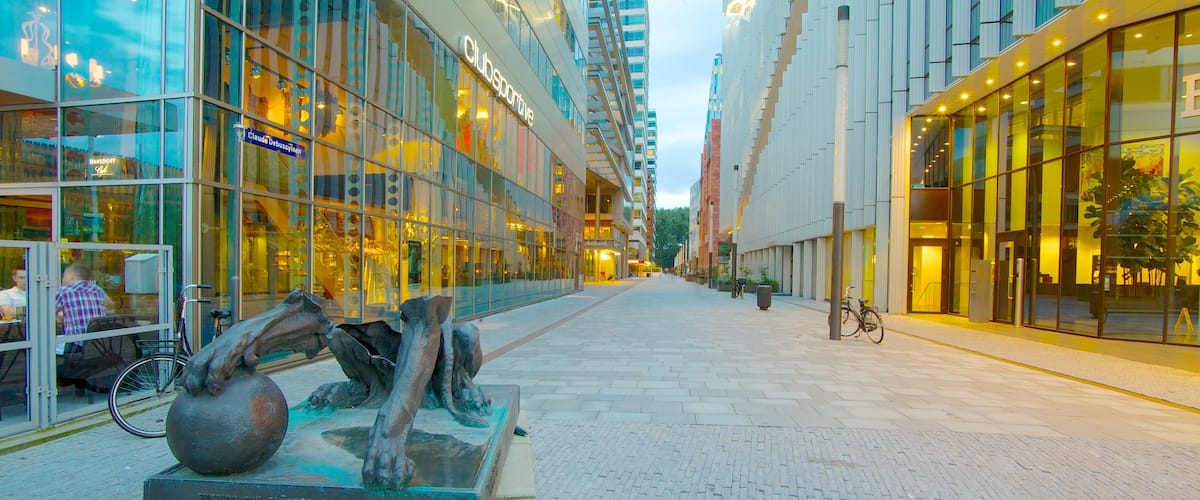 World Trade Center mettant en vedette architecture moderne, statue ou sculpture et ville