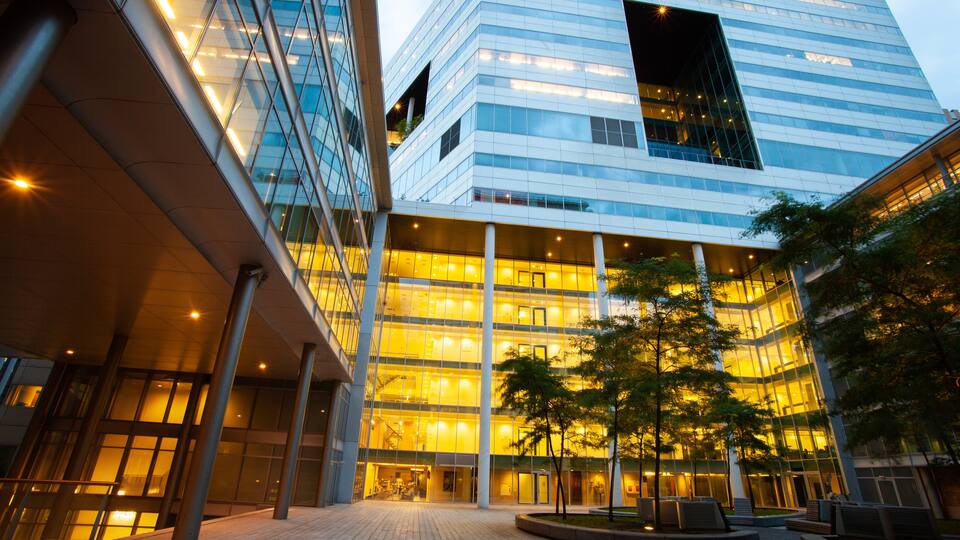 World Trade Center que inclui um edifício administrativo e arquitetura moderna