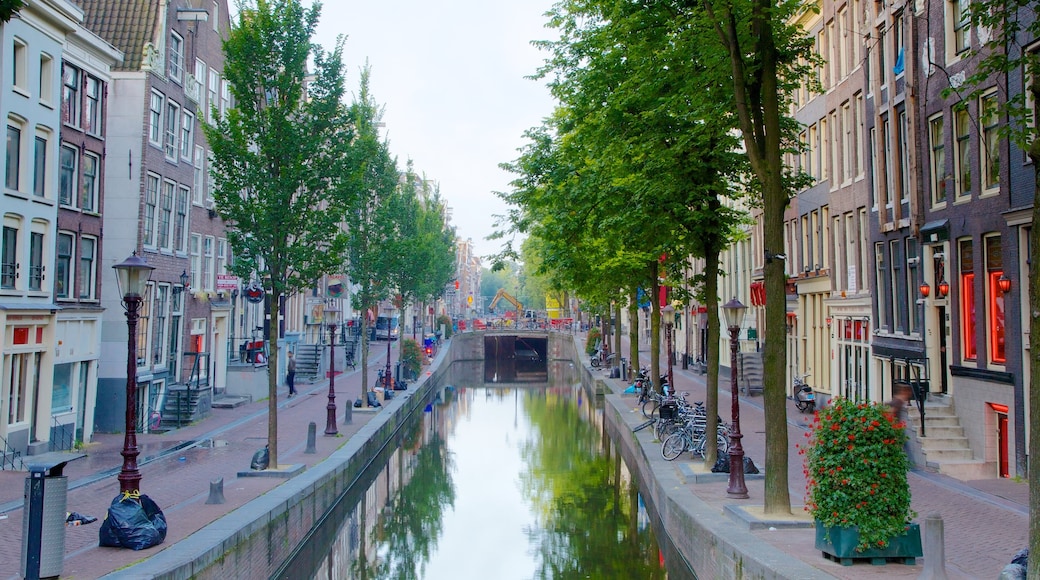 Barrio rojo mostrando un río o arroyo, una ciudad y un puente