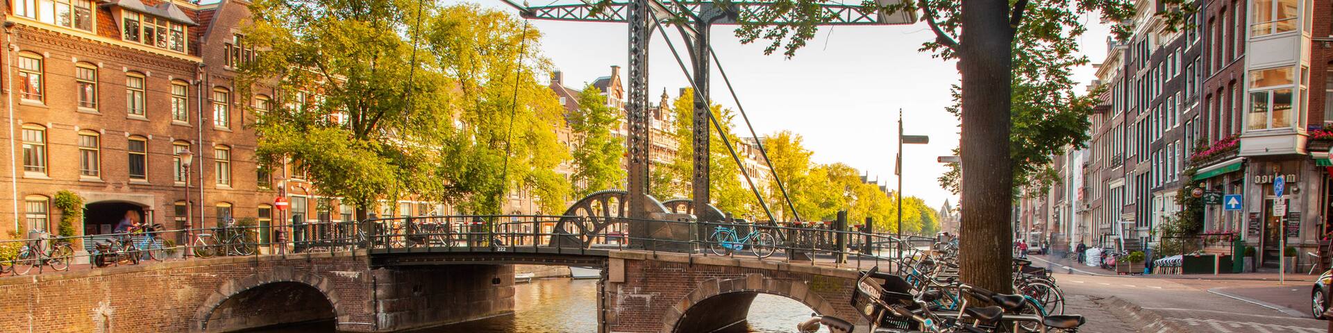 Muntplein mettant en vedette riviĂšre ou ruisseau, scĂšnes de rue et ville