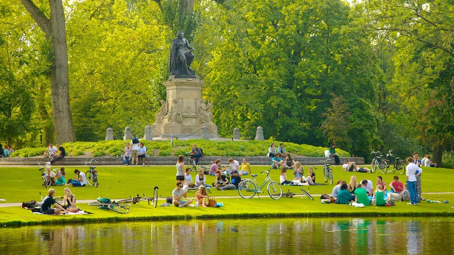 Ámsterdam mostrando jardín, un monumento y picnic
