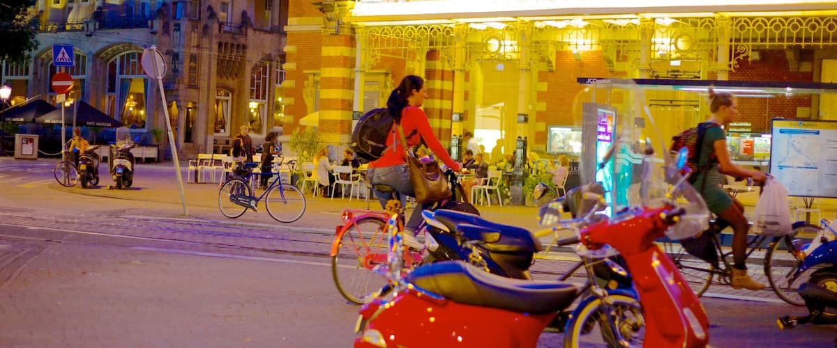 Leidseplein toont een stad, wielrennen en motoren