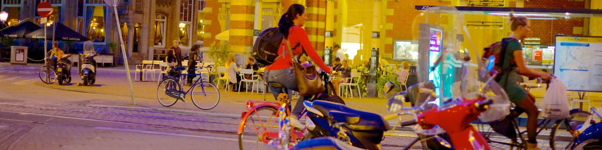 Leidseplein som viser gadeliv, en by og motorcykelkørsel
