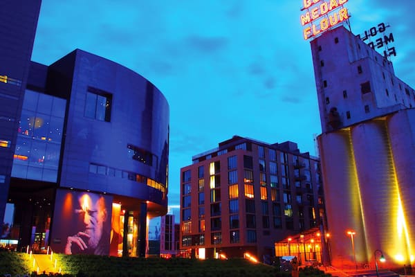 Guthrie Theater montrant scènes de théâtre, scènes de nuit et signalisation