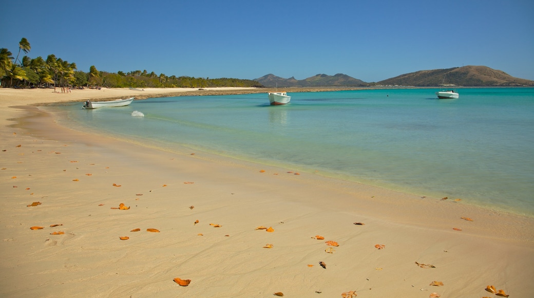 Nacula Island which includes landscape views, a sandy beach and tropical scenes