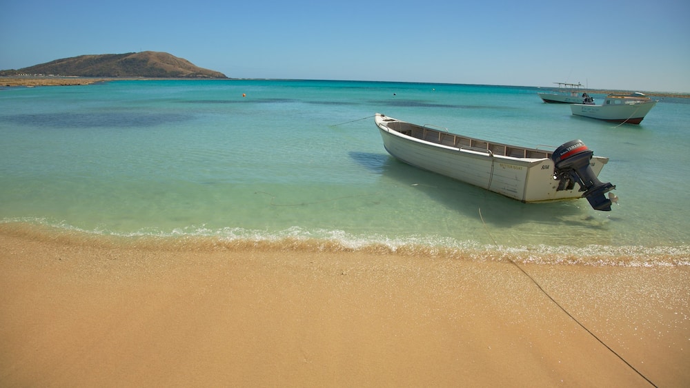 Nacula Island presenterar en sandstrand, landskap och båtkörning