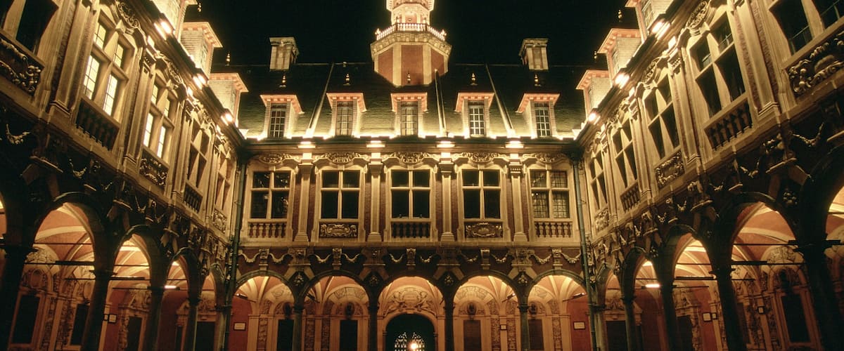 Lille mettant en vedette scĂšnes de nuit, chĂąteau ou palais et patrimoine architectural