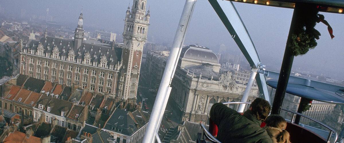 Lille johon kuuluu kaupunki, kirkko tai katedraali ja vanha arkkitehtuuri