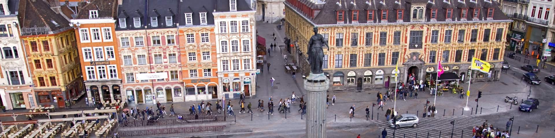 Lille mostrando arte al aire libre, una ciudad y una fuente