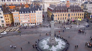 Lille mit einem Platz oder Plaza, Springbrunnen und Outdoor-Kunst