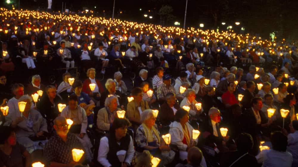 Lourdes qui includes arts de la scĂšne et scĂšnes de nuit aussi bien que important groupe de personnes