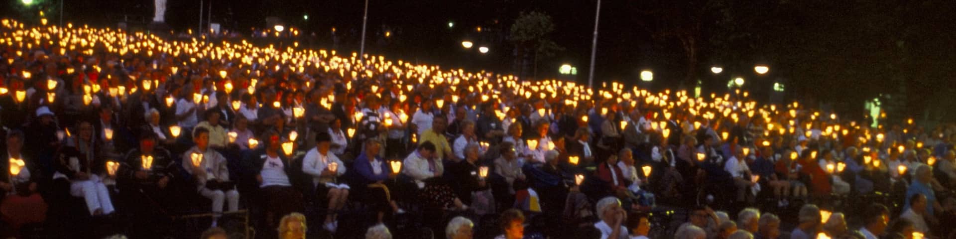 Lourdes qui includes arts de la scène et scènes de nuit aussi bien que important groupe de personnes