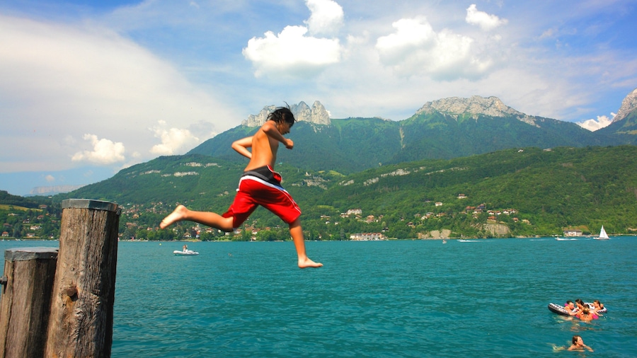 Hồ Annecy cho thấy những ngọn núi và hồ nước cũng như trẻ em