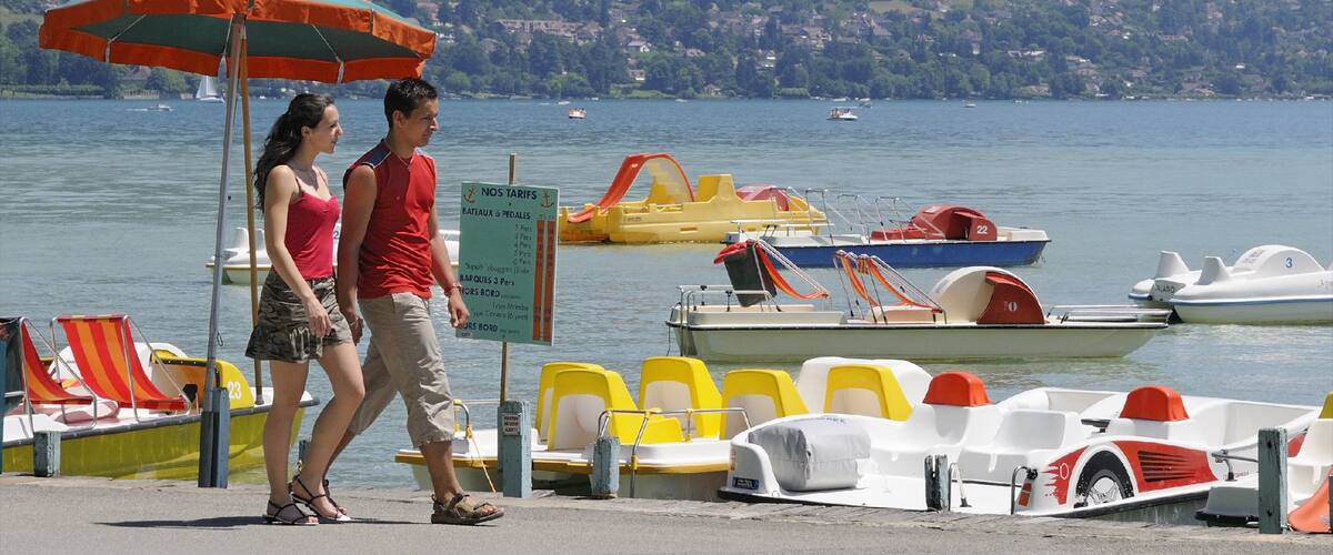 Lac d\'Annecy mettant en vedette sports aquatiques et lac ou étang aussi bien que couple