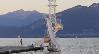 Annecy presenterar en sjö eller ett vattenhål, landskap och en hamn eller havsbukt