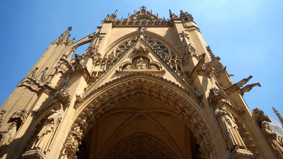 Metz qui includes église ou cathédrale et patrimoine architectural