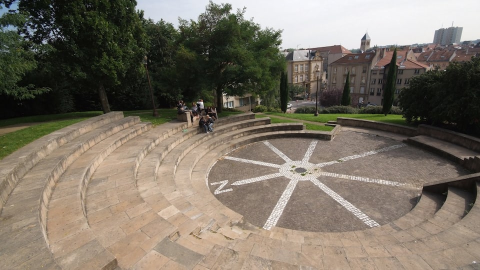 Metz featuring a square or plaza, heritage architecture and a city