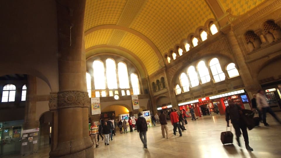 Metz montrant patrimoine architectural et vues intérieures aussi bien que important groupe de personnes