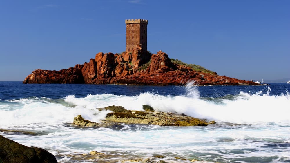 Saint-Raphaël qui includes cÎte rocheuse, patrimoine architectural et panoramas