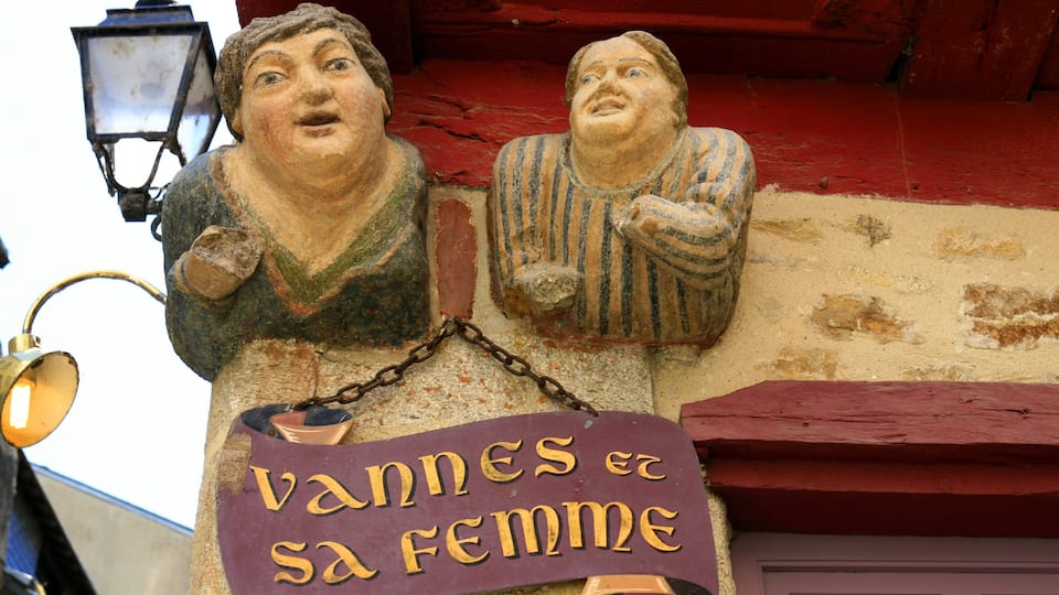 Vannes ofreciendo arte y señalización
