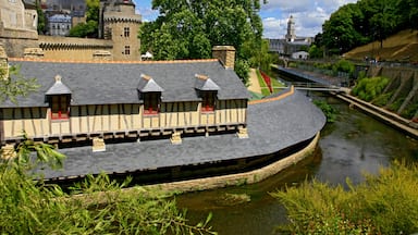 Vannes toont een stad, historische architectuur en een rivier of beek