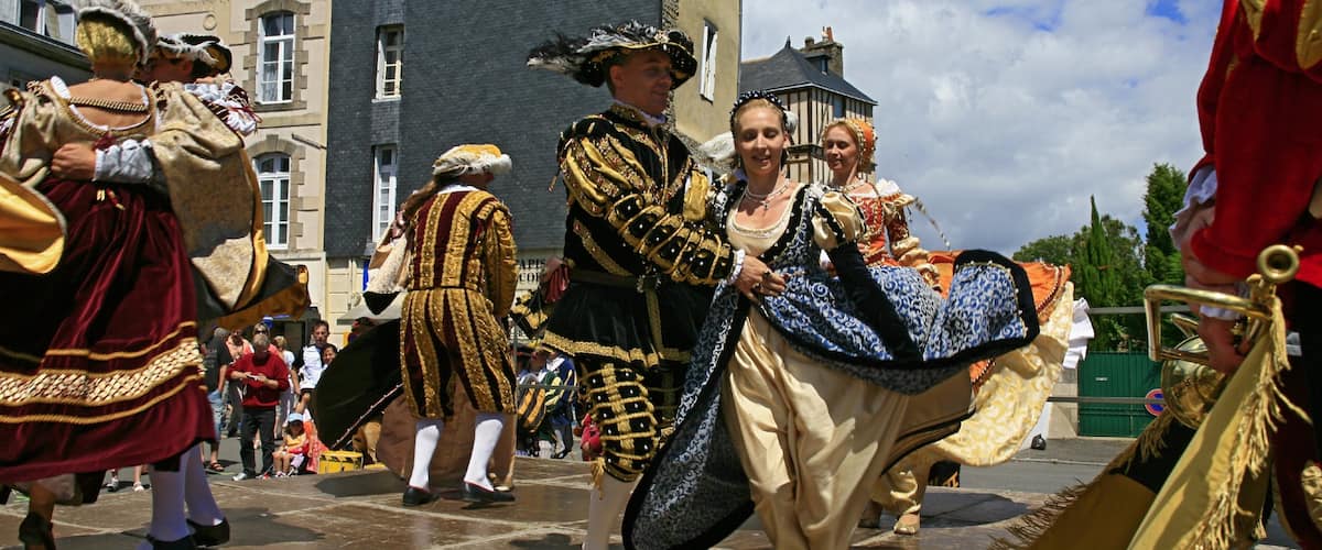 Vannes which includes a city, performance art and street performance