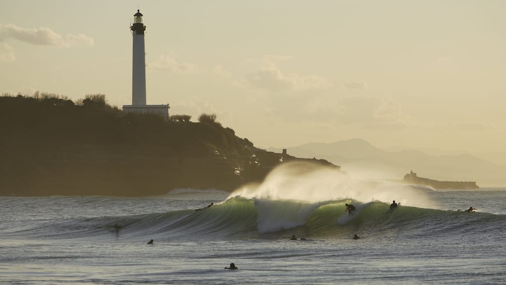 Anglet montrant côte rocheuse, baie ou port et surf