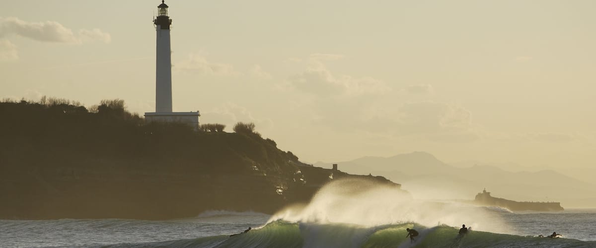 Francia que incluye vistas de paisajes, un faro y surf