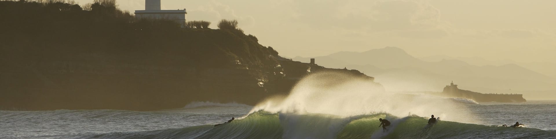 Anglet montrant côte rocheuse, baie ou port et surf
