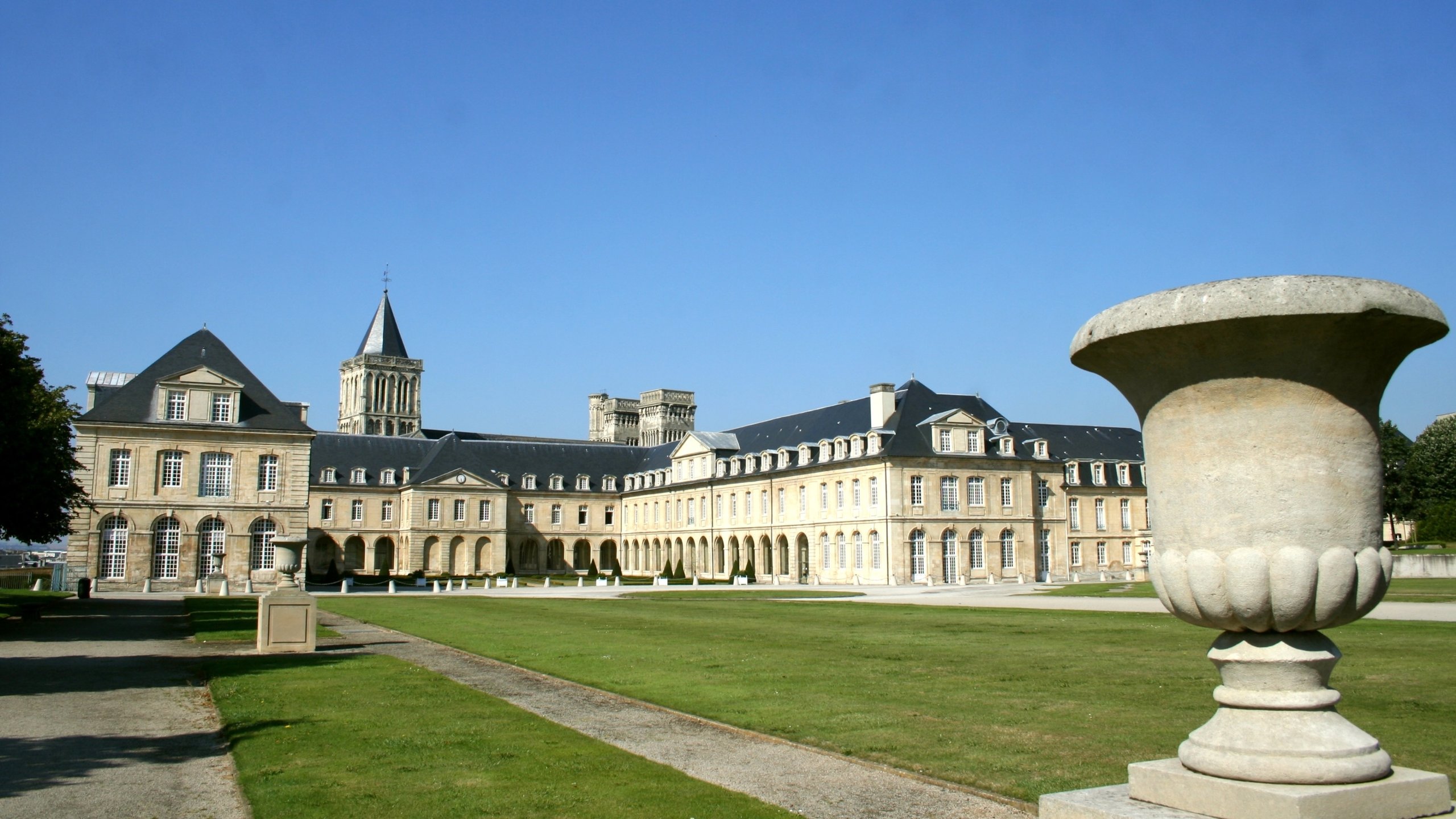 Caen which includes heritage architecture and a castle