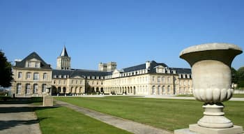 Caen som visar chateau eller palats och historisk arkitektur