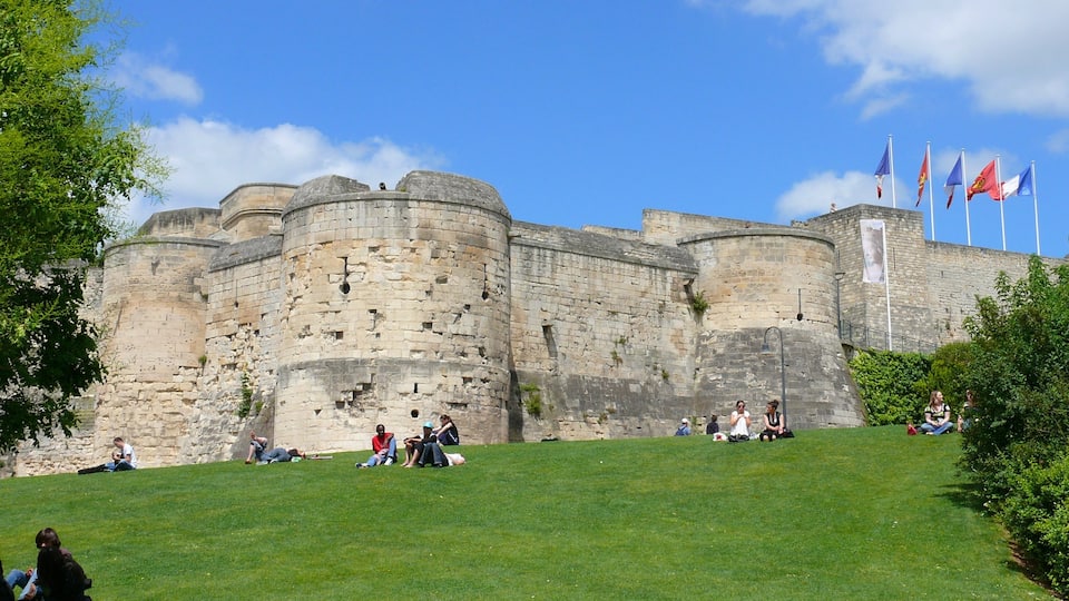 Caen mit einem historische Architektur und Burg