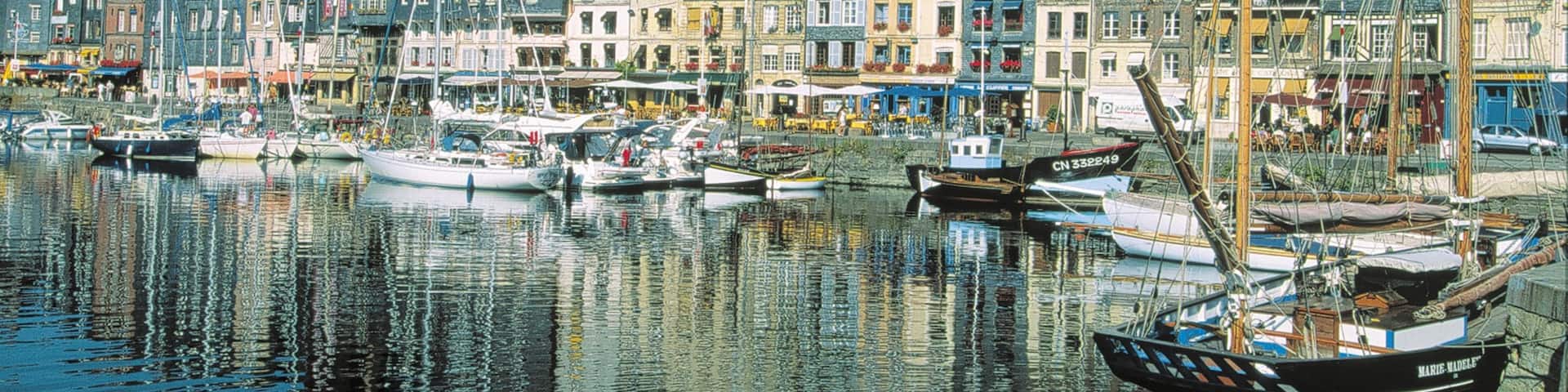 Honfleur montrant scènes de rue, patrimoine architectural et navigation