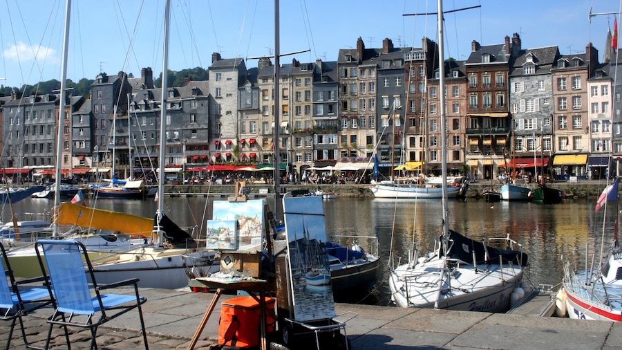 Honfleur mostrando una bahía o un puerto, botes y un club náutico