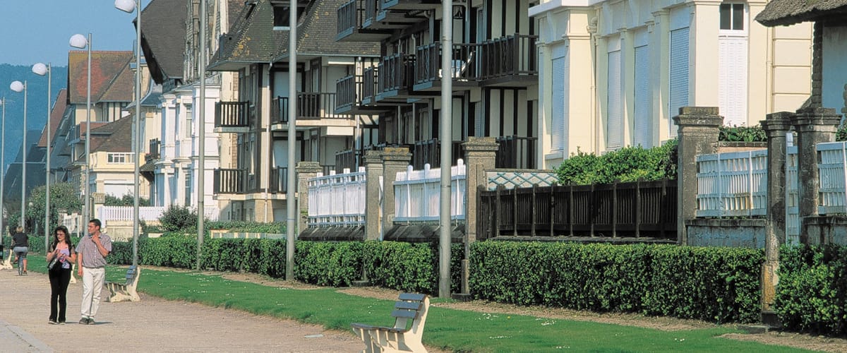 Cabourg das einen Straßenszenen und Haus sowie Paar
