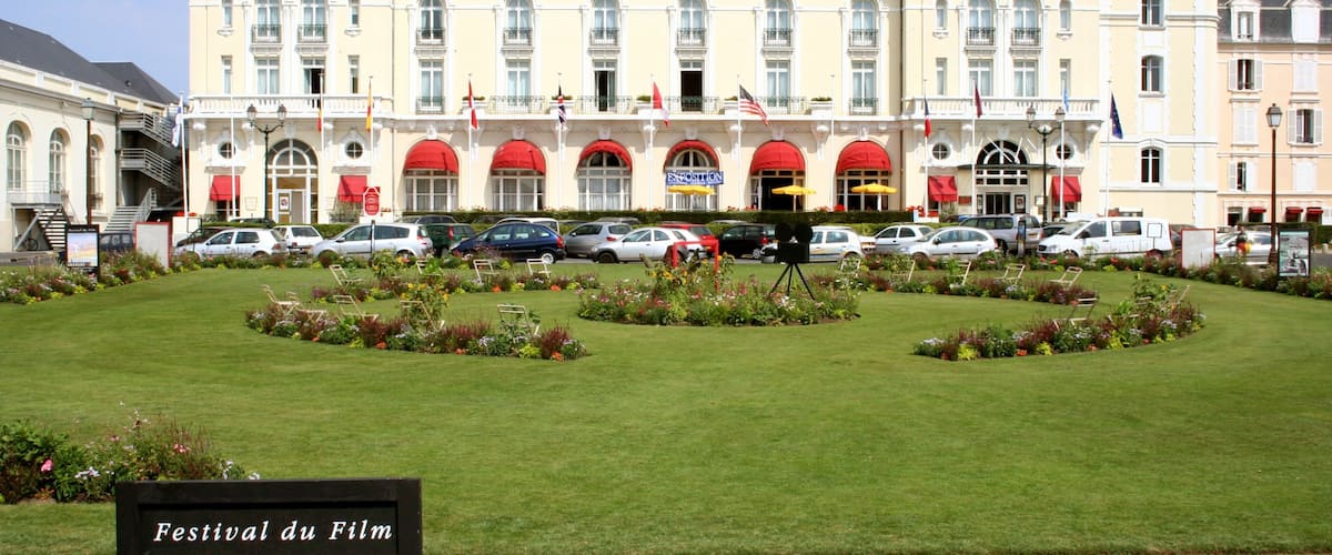 Cabourg ofreciendo un hotel