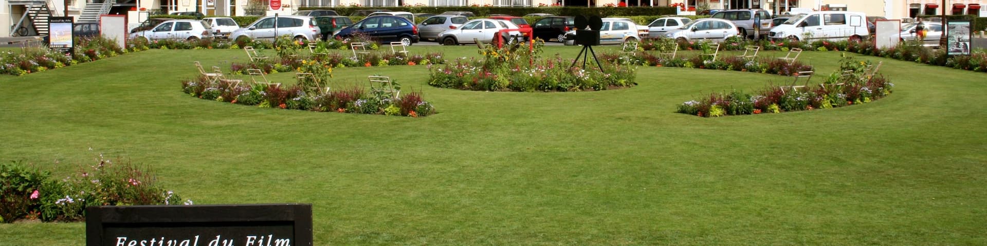 Cabourg showing a hotel