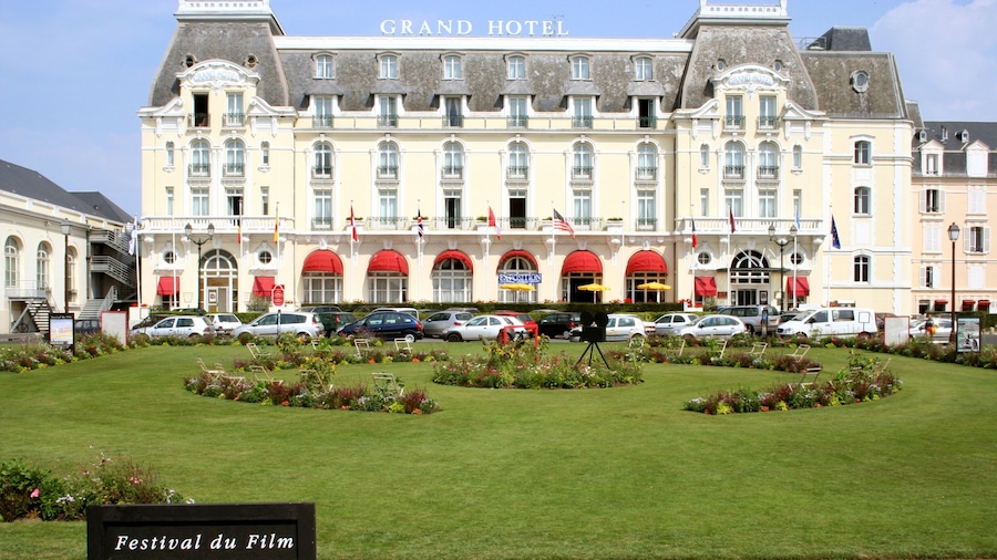 Cabourg ofreciendo un hotel