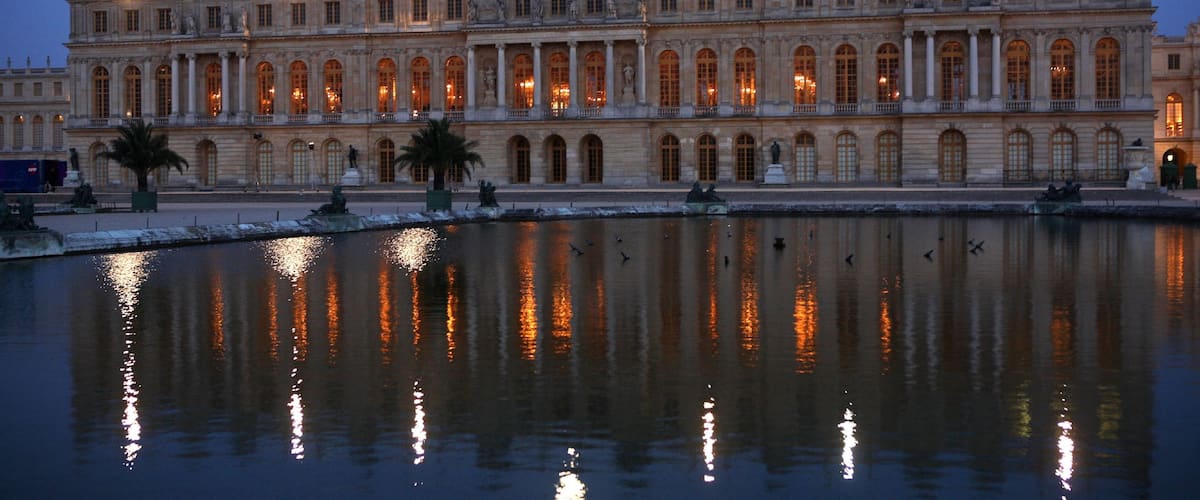 Versailles montrant scĂšnes de nuit, patrimoine architectural et ville