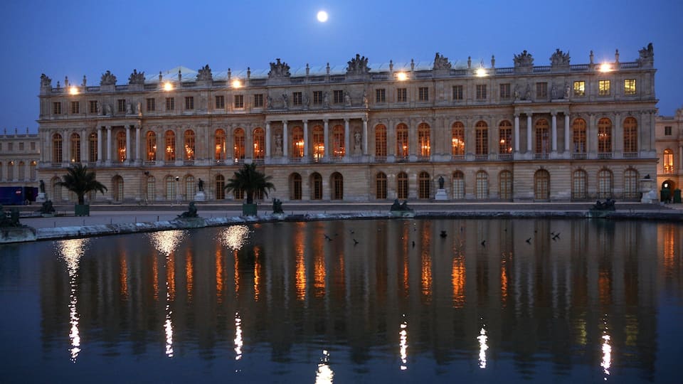 Versalles ofreciendo escenas nocturnas, una ciudad y arquitectura patrimonial