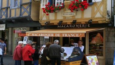 Quimper mit einem Einkaufen, Beschilderung und Straßenszenen