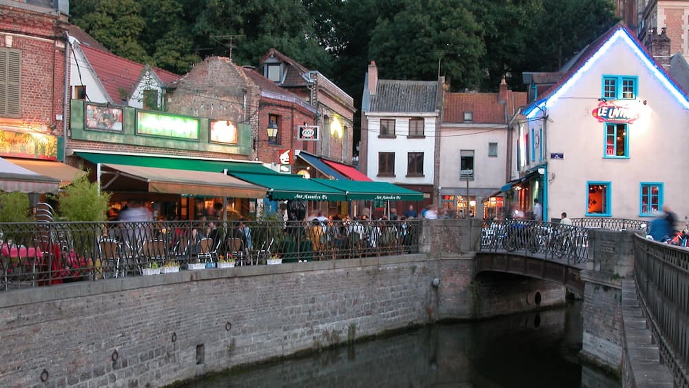Amiens qui includes scĂšnes de rue, riviĂšre ou ruisseau et sortie au restaurant