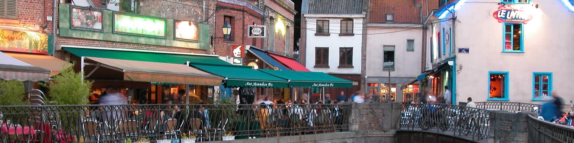 Amiens qui includes scĂšnes de rue, riviĂšre ou ruisseau et sortie au restaurant