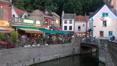 Amiens che include mangiare all\'aperto, ponte e fiume o ruscello