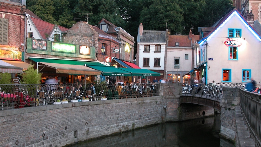 Amiens toont cafés, straten en een brug