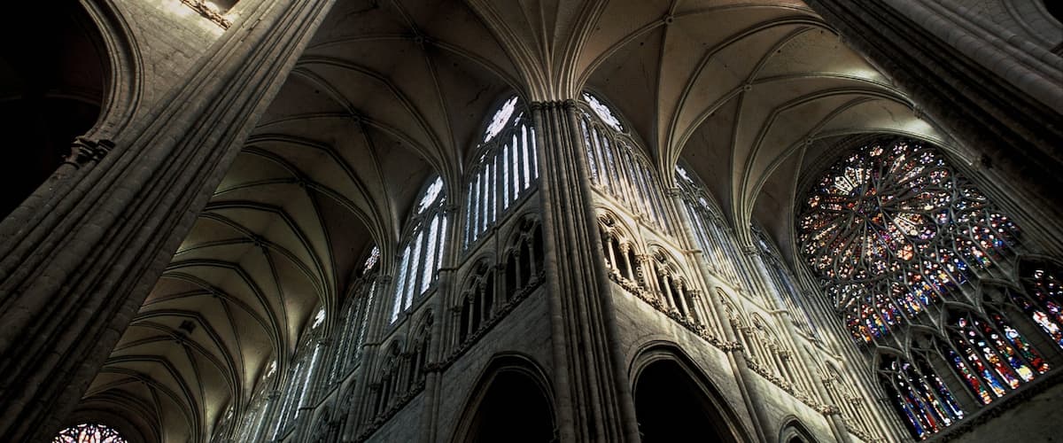 Amiens montrant église ou cathédrale, éléments religieux et patrimoine architectural