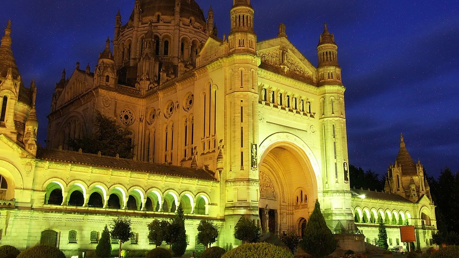 Lisieux showing night scenes, religious aspects and heritage architecture