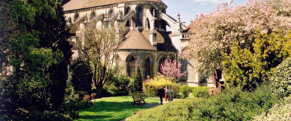 Lisieux montrant patrimoine architectural, église ou cathédrale et fleurs